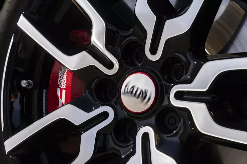 P90625065_highRes_mini-jcw-1965-victor