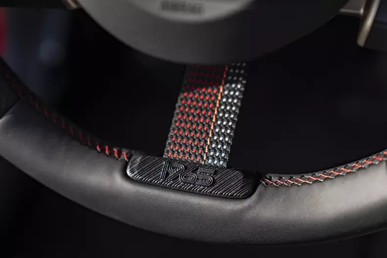 P90625072_highRes_mini-jcw-1965-victor