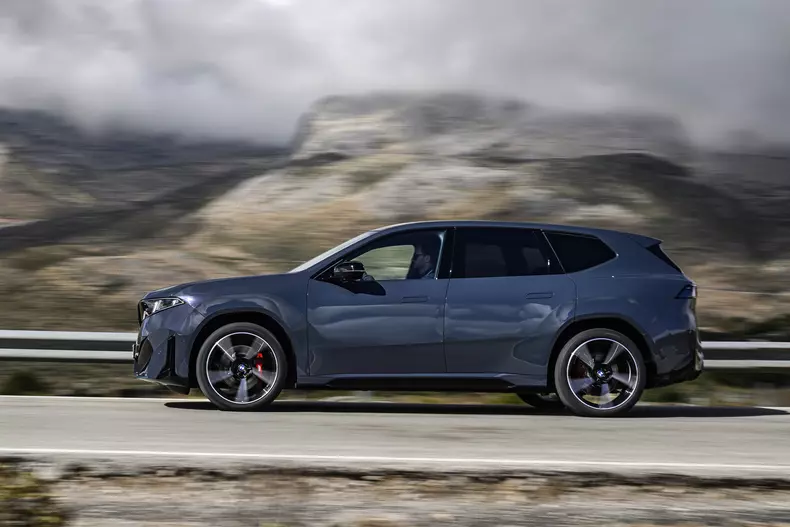 P90626758_highRes_the-new-bmw-ix3-50-x