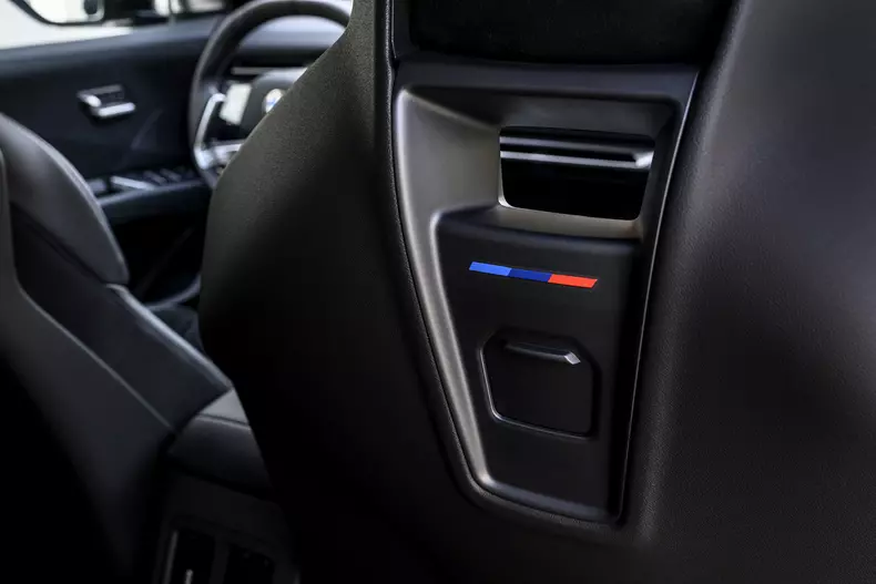 P90626823_highRes_the-new-bmw-ix3-50-x