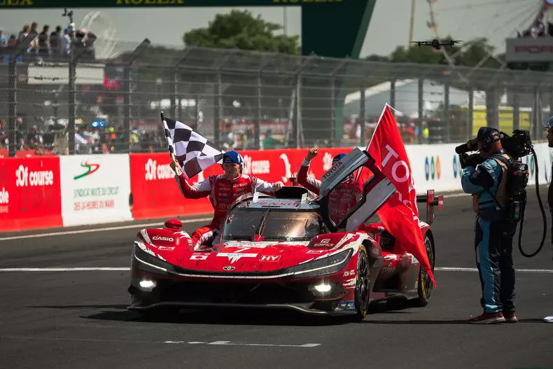 Toyota nr 7__victory_01