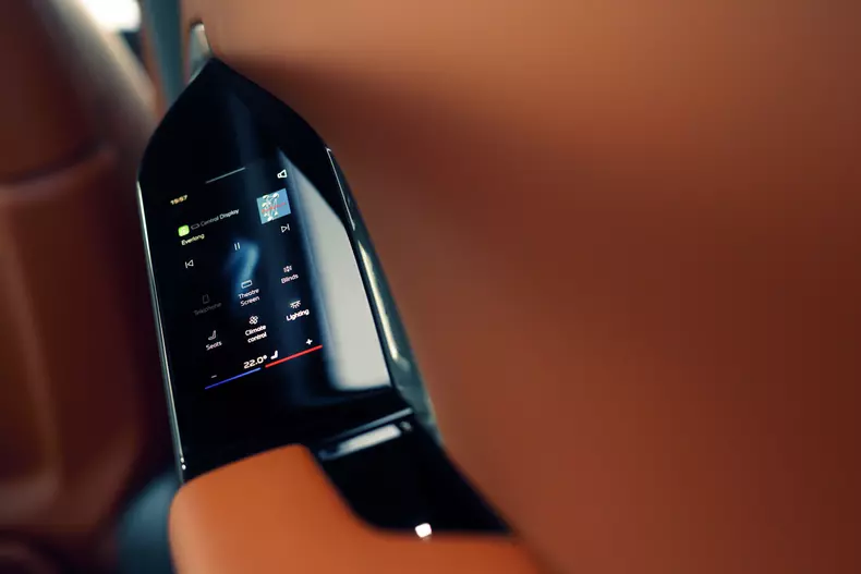 P90656344_highRes_bmw-7-series-present