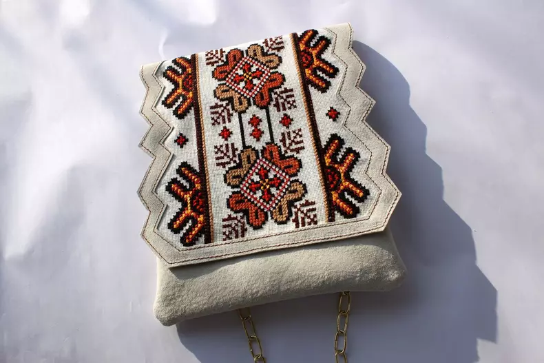 Geanta din piele cu motive traditionale, www.lavinexclusive.breslo.ro, 150 lei