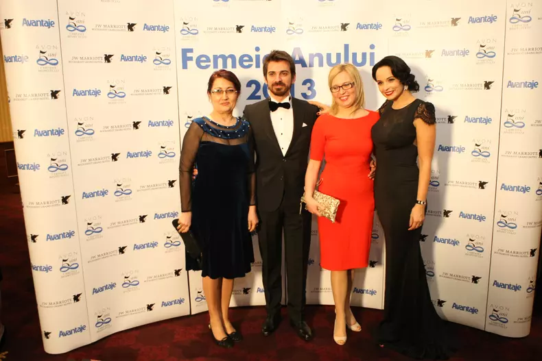 Andreea Marin şi Tuncay Ozturk alături de două reprezentante ale Comunităţii Femeilor Turco-tătare din Constanţa