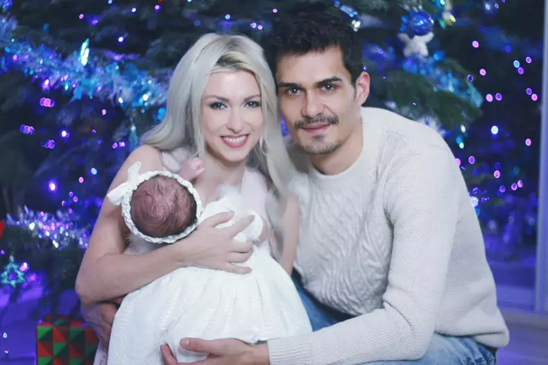 Andreea Bălan alături de fiica ei și George Burcea, tatăl copilului său