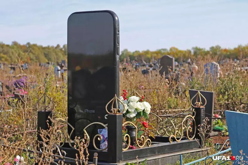 piatră funerară sub forma unui iPhone (1)