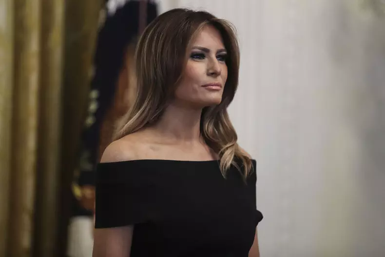 Melania Trump blondă