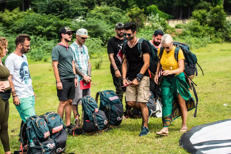 Vedetele Asia Express, nevoite să se tundă ca să obțină un avantaj în competiție (4)