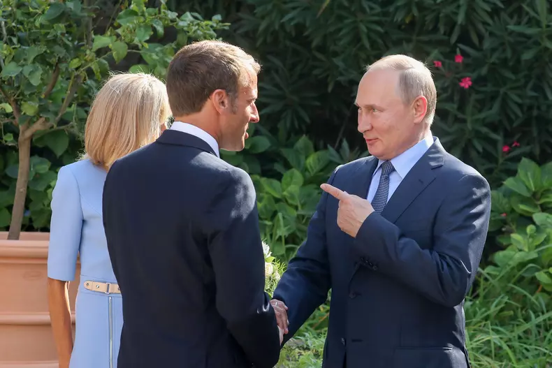 Emmanuel Macron, Brigitte Macron și Vladimir Putin