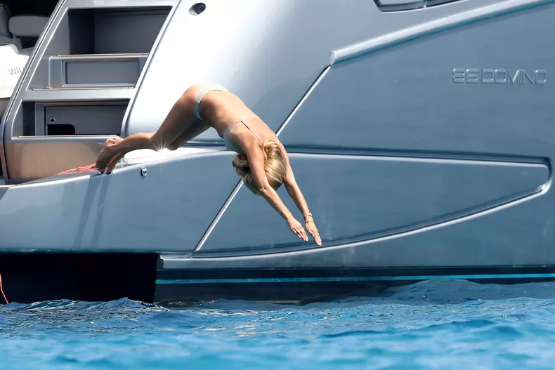 Kate Moss, în costum de baie la 45 de ani.