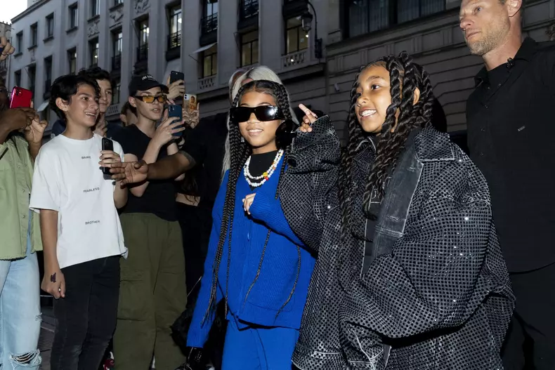 Kim Kardashian et sa fille North West quittent restaurant Ferdi avant de se rendre au Costes à Paris