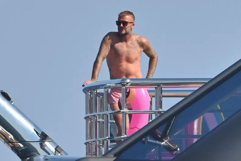 Semi-exclusif- David Beckham, sa femme Victoria et leurs enfants, Harper et Cruz avec sa compagne Tana Holding en vacances sur leur Yacht à Saint-Tropez