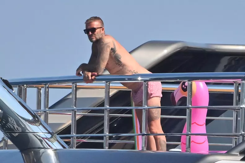 Semi-exclusif- David Beckham, sa femme Victoria et leurs enfants, Harper et Cruz avec sa compagne Tana Holding en vacances sur leur Yacht à Saint-Tropez