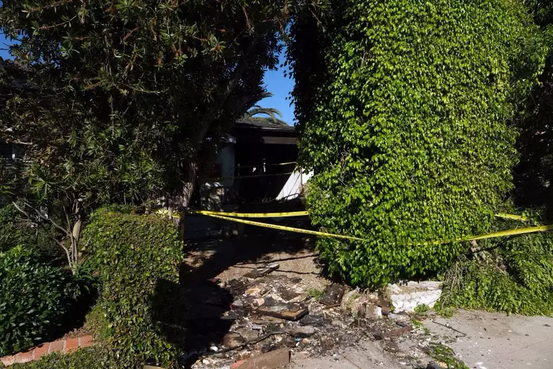 This is the Mar vista home which Anne Heche crashed her car into engulfed the house and her mini, Anne was reportedly severely burned and taken away by ambulance