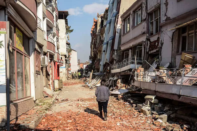 Quake Death Toll Surpasses 15,000 - Turkey
