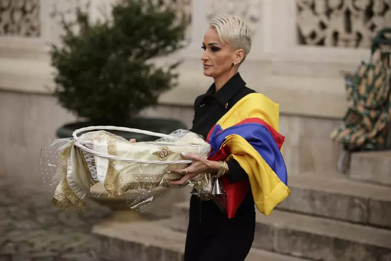 colivă cu foiță de aur - Mioara Roman (1)