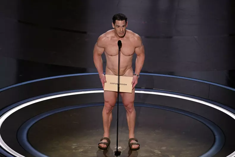 John Cena dezbrăcat la premiile Oscar 2024 (2)