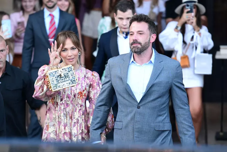 Ben Affleck et sa femme Jennifer Affleck (Lopez) quittent l'hôtel Crillon pour aller dîner avec leurs enfants respectifs Seraphina, Violet, Maximilian et Emme au restaurant "Cheval Blanc" lors de leur lune de miel à Paris