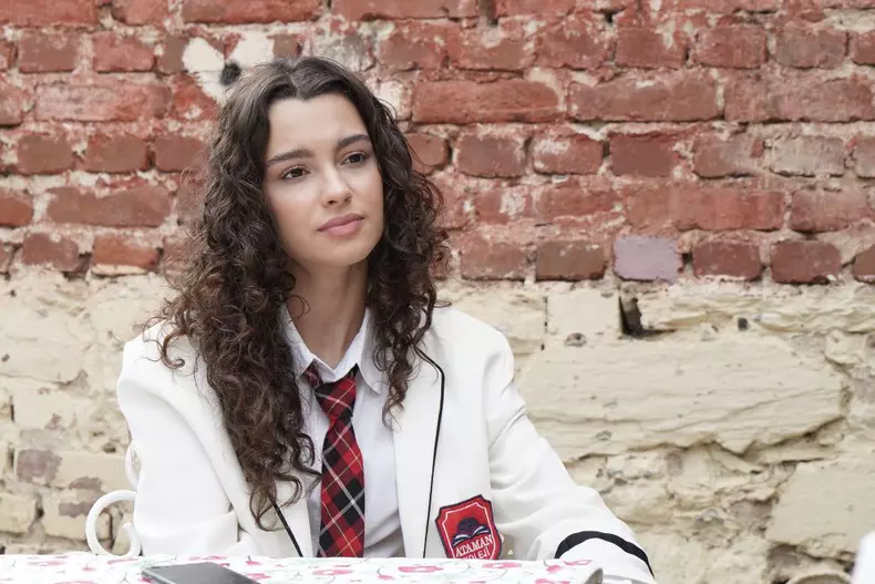 Su Burcu Yazgi - Asiye-Totul pentru familia mea - Kanal D