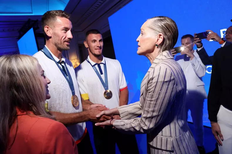 sharon-stone-campioni-olimpici-canotaj-gala-paris-15