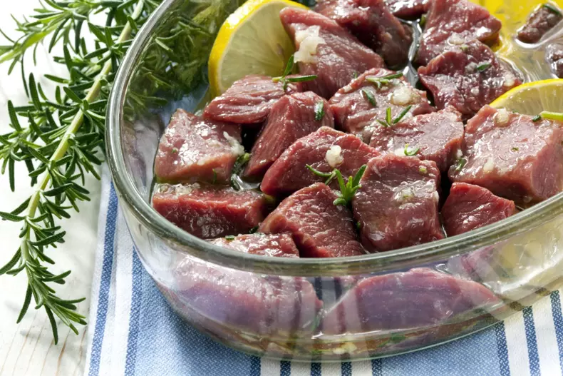 Marinada pentru miel cum se face și cât timp se ține carnea de miel în baiț