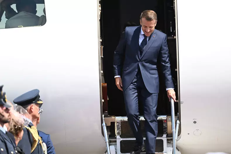 Le prince William, prince de Galles, et Catherine (Kate) Middleton, princesse de Galles, accueillent le couple présidentiel français le président Emmanuel Macron et sa femme la Première Dame Brigitte Macron à l'aéroport Station RAF de Northolt