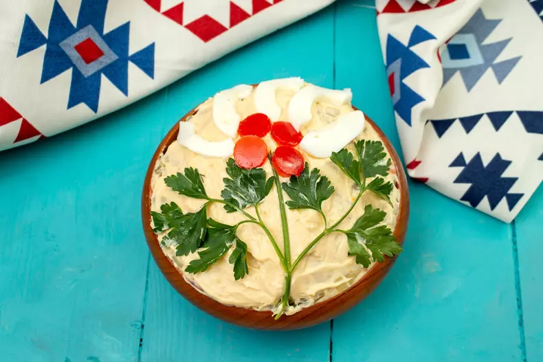 "salat?,De,Boeuf",Or,Beef,Salad,Decorated,With,Parsley,Leaves