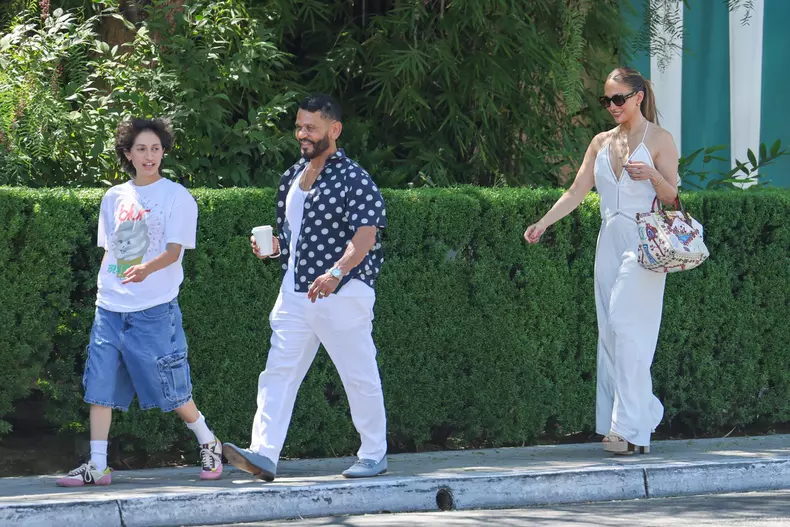 Jennifer Lopez a ieșit cu fiica ei în oraș FOTO: Profimedia