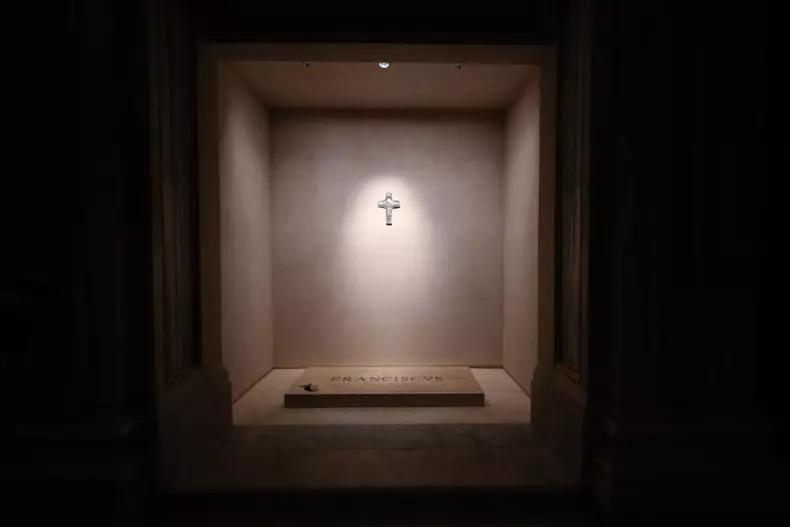 Mormântul Papei Francisc (3)