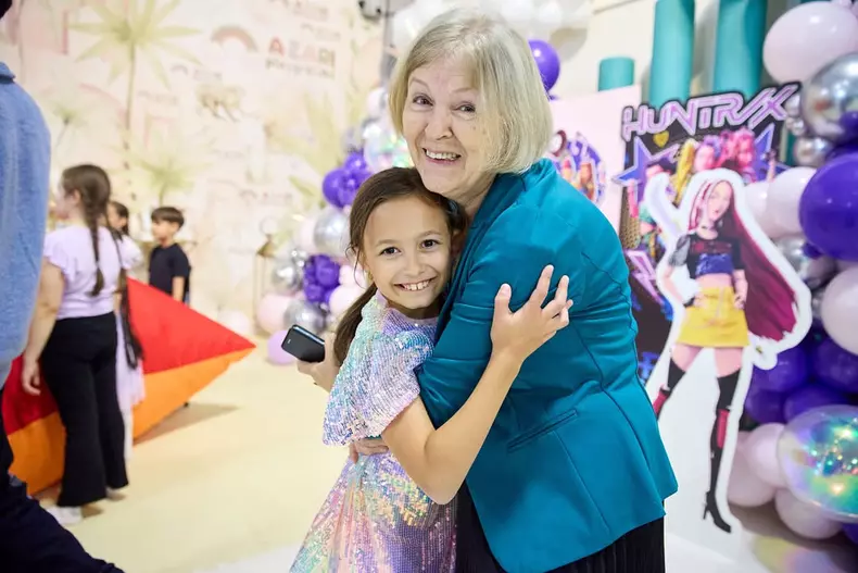 Andreea Bălan și familia la petrecerea Ellei (4)