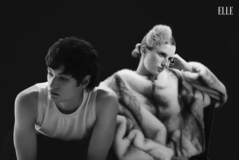 El: top și pantaloni COS. Ea: jachetă Stand Studio și clamă de păr By Marlene Birger, ambele www.zalando.ro.