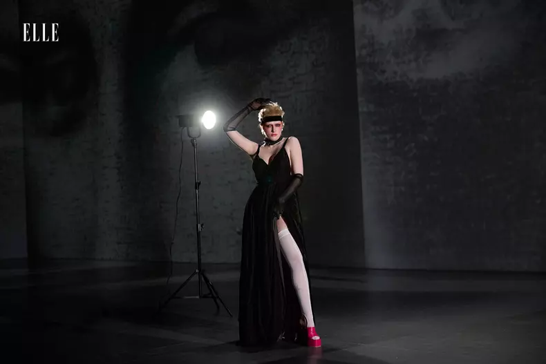 Ținuta: Sebastian Crucianu. Model: Ioana Dodoloi.