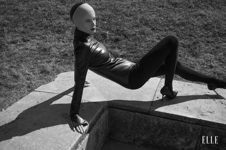 Body COURREGES, magazinul Aparterre; catsuit NORMA KAMALI și pantofi ZIGN, www.zalando.ro.