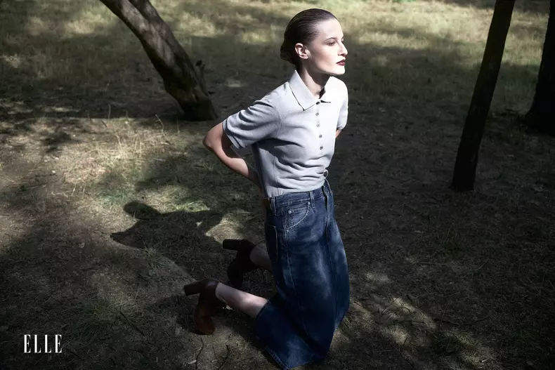 Polo THOM BROWNE, magazinul Entrance; fustă LEVI’S și pantofi ANNA FIELD, www.zalando.ro.