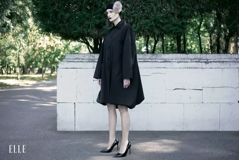 Palton PROENZA SCHOULER, magazinul Aparterre; accesoriu pentru cap BY MALENE BIRGER și pantofi EVEN&ODD, www.zalando.ro.
