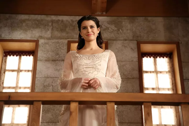 Beren Saat (Pinterest) 01