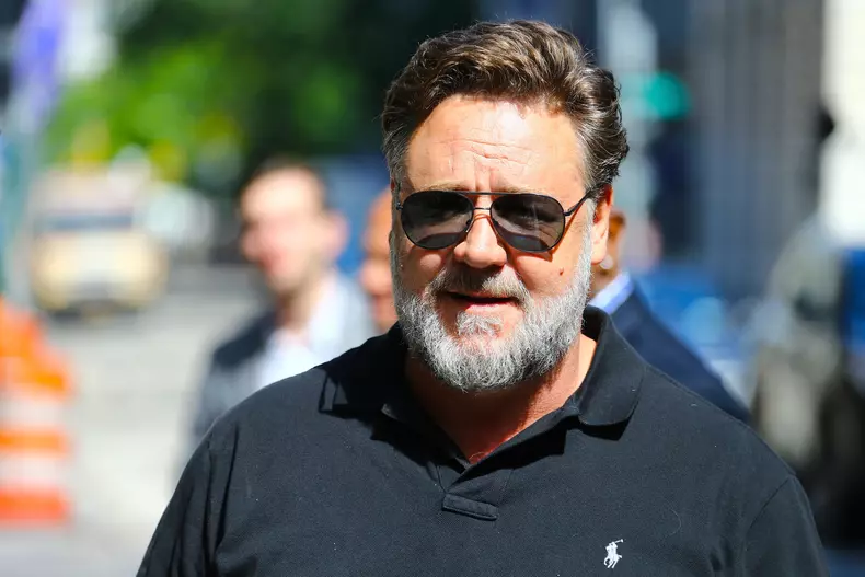 Sienna Miller, Annabelle Wallis et Russell Crowe arrivent aux studios The Build Studio Series pour la promotion de la nouvelle série télévisée "The Loudest Voice" à New York