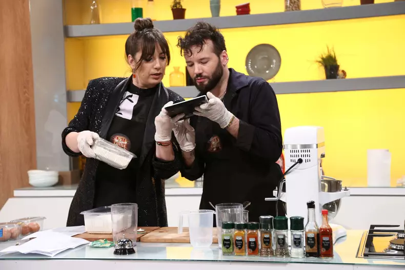 Chefi la cuțite 27 aprilie 2021. Invitații speciali ai serii, Cocuța și Bogdan Boantă, le fac o surpriză chefilor (1)
