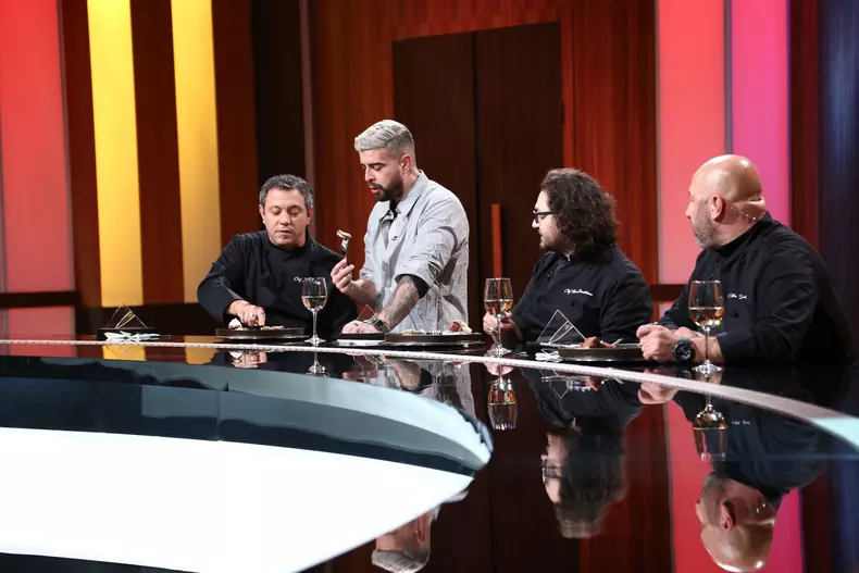 Chefi la cuțite 27 aprilie 2021. Invitații speciali ai serii, Cocuța și Bogdan Boantă, le fac o surpriză chefilor (2)
