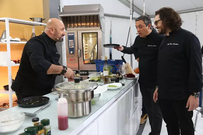 Chefi la cuțite 27 aprilie 2021. Invitații speciali ai serii, Cocuța și Bogdan Boantă, le fac o surpriză chefilor (8)