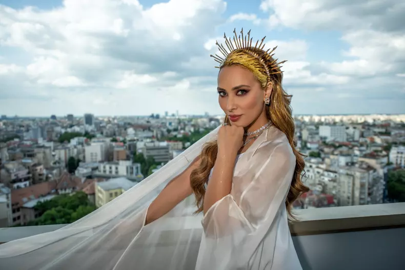 Iulia Vântur devine Zeița Soarelui cu ocazia Zilei Mondiale a Soarelui (3)