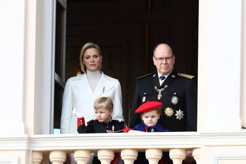 La famille princière de Monaco au balcon du palais lors de la Fête nationale monégasque à Monaco