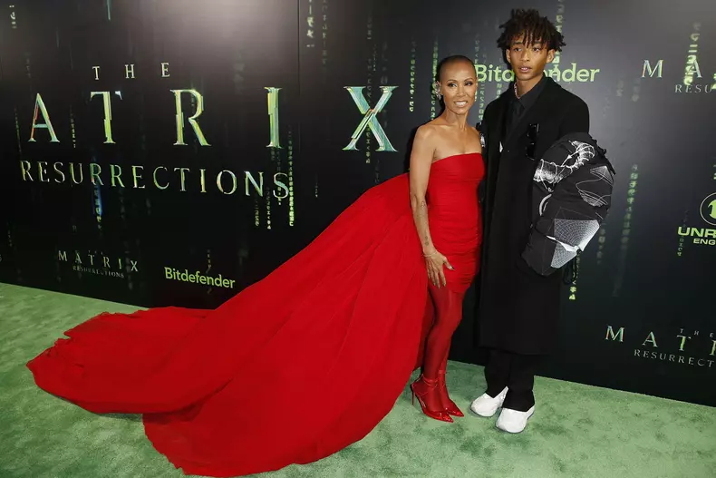 Jada Pinkett Smith, ravisantă într-o rochie roșie de prințesă, la premiera noului „Matrix”