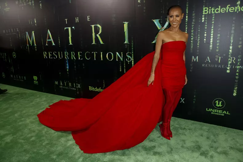 Jada Pinkett Smith, ravisantă într-o rochie roșie de prințesă, la premiera noului „Matrix”