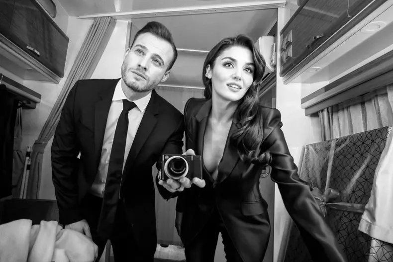 Hande-Ercel-si-Kerem-Bursin-actorii-din-„Dragostea-pluteste-in-aer-5