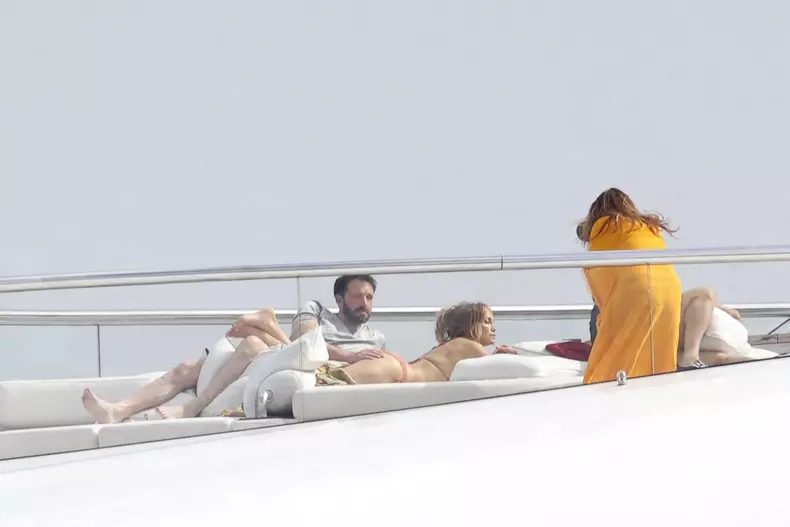 Exclusif - Prix Spécial - No Web - Ben Affleck et sa compagne Jennifer Lopez très amoureux sur leur yacht dans la baie de Monaco