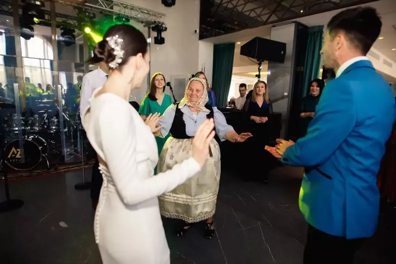 Cum-a-cunoscut-o-Mircea-Bravo-pe-sotia-lui.-3