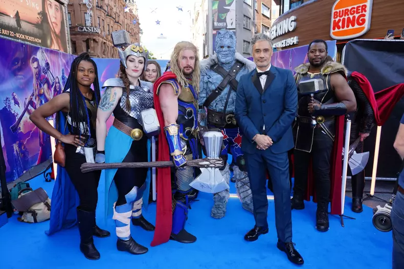 Cineastul neozeelandez Taika Waititi participă la premiera filmului "Thor: Dragoste și tunet" în Leicester Square