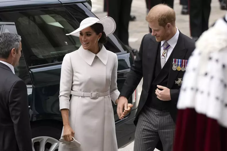 Meghan Markle şi Prinţul Harry se întorc în Marea Britanie