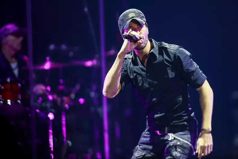 Enrique Iglesias, in timpul unui concert